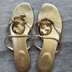 Gucci Metallic Leather GG Interlocking HEART
Thong Sandals